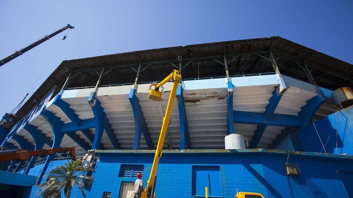 TRABAJADORES PREPARAN el Estadio Latinoamericano el 1 de marzo del 2016 para la visita de los Rays de Tampa Bay.