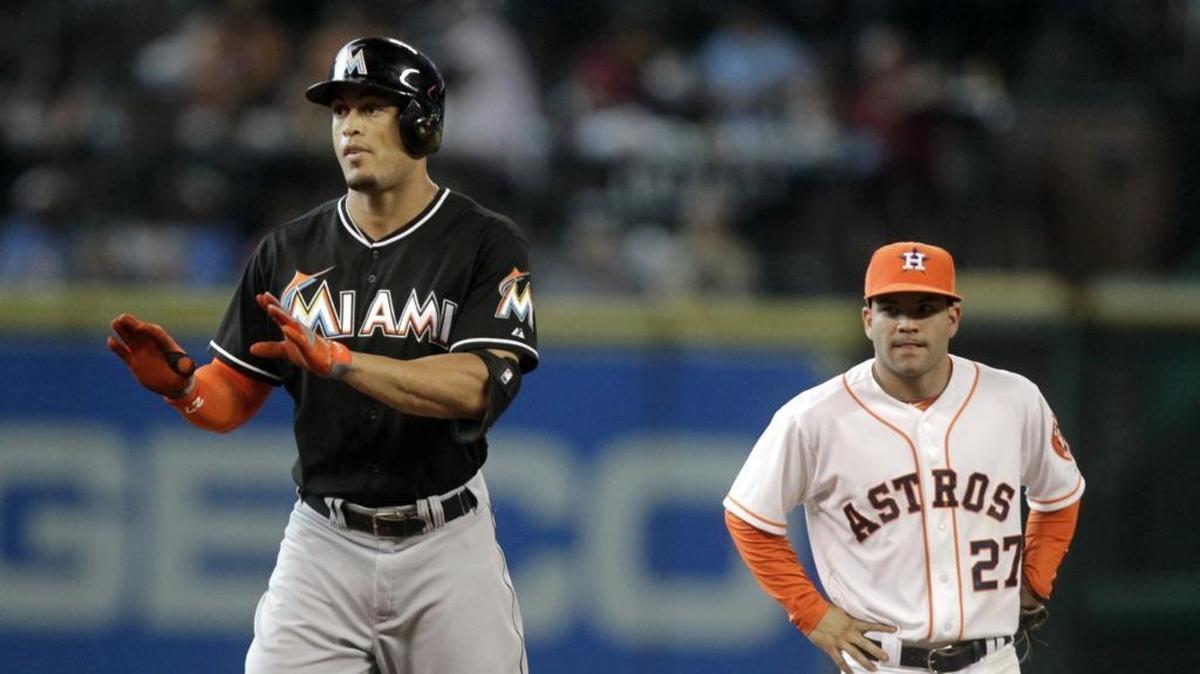 JOSÉ ALTUVE contempla a Giancarlo Stanton (izq.) durante un juego el 26 de julio del 2014 en Houston.