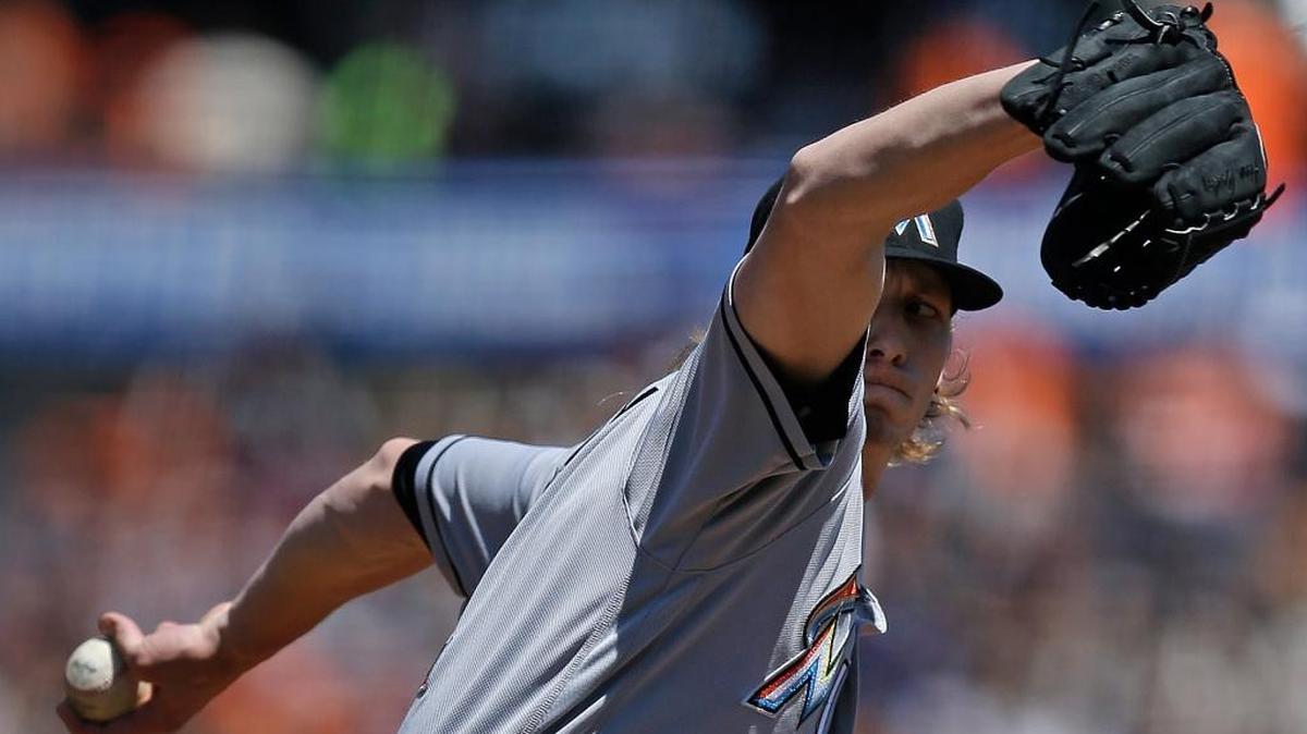 ADAM CONLEY trabaja contra los Gigantes de San Francisco el 24 de abril del 2016.