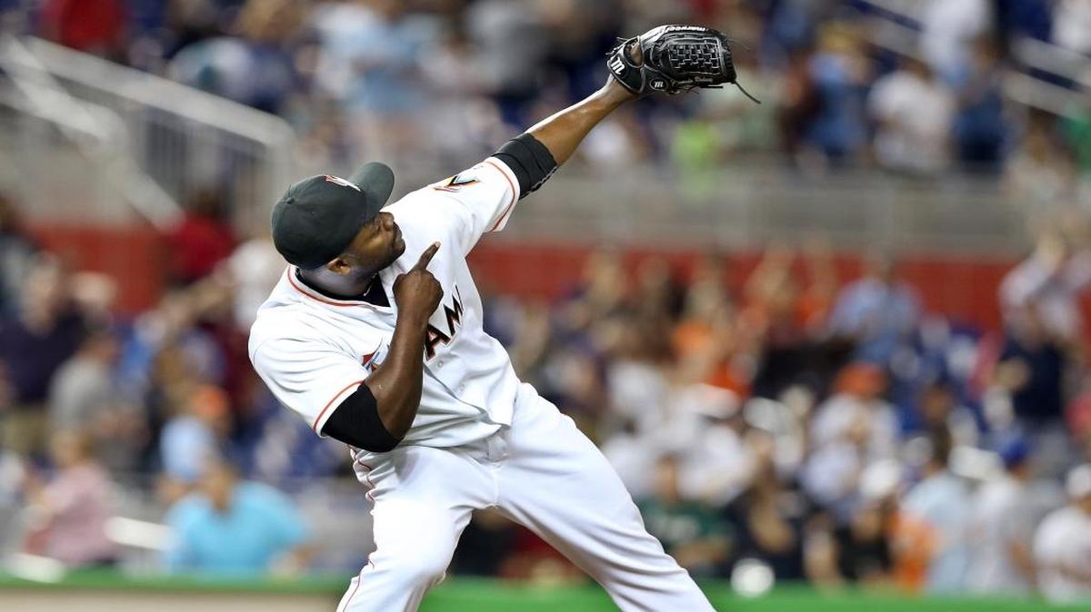 FERNANDO RODNEY celebra el out final en un triunfo sobre los Reales el 24 de agosto en Miami.