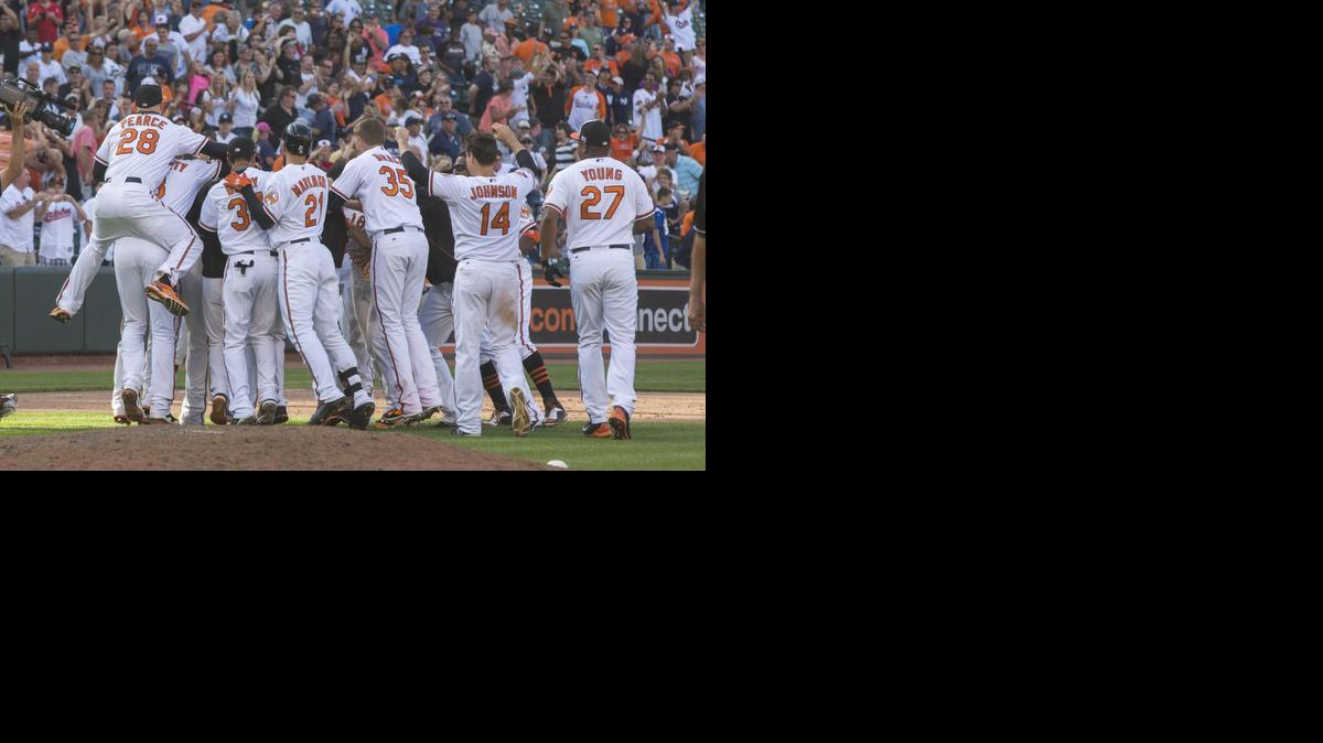 
LOS JUGADORES de los Orioles de Baltimore celebran después del doblete de Jimmy Paredes que le dio el triunfo sobre los Yankees de Nueva York, el viernes en el estadio Camden Yards, en Maryland. 
