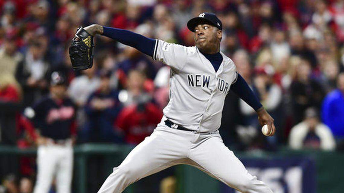 El cerrador cubano de los Yankees Aroldis Chapman lanza ante los Indios en el octavo episodio, el 11 de octubre de 2017 en Cleveland.