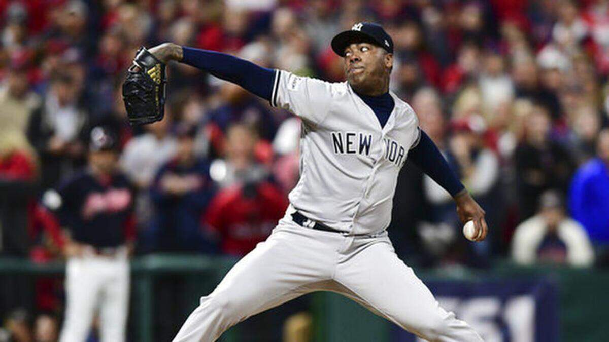 El cerrador cubano de los Yankees Aroldis Chapman lanza ante los Indios en el octavo episodio, el 11 de octubre de 2017 en Cleveland.