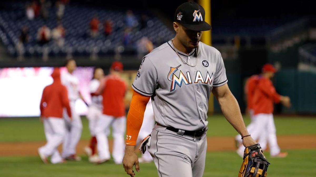El jardinero de los Marlins Giancarlo Stanton sale del terreno frustrado después de quedar al campo ante los Filis en el 15to inning este martes en Filadelfia.