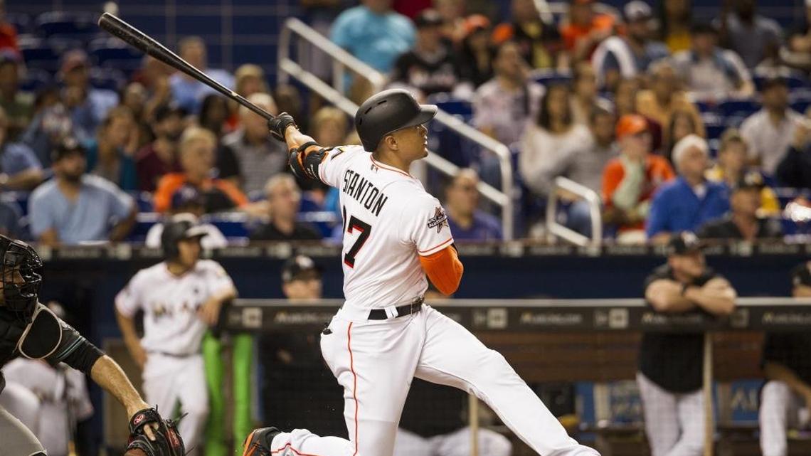 GIANCARLO STANTON batea contra Arizona el 2 de junio del 2017.