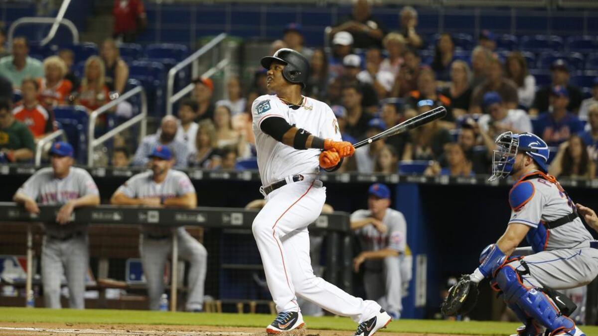 El segunda base de los Marlins Starlin Castro batea un hit en el primer episodio del partido contra los Mets, celebrado el 10 de abril de 2018 en Miami.
