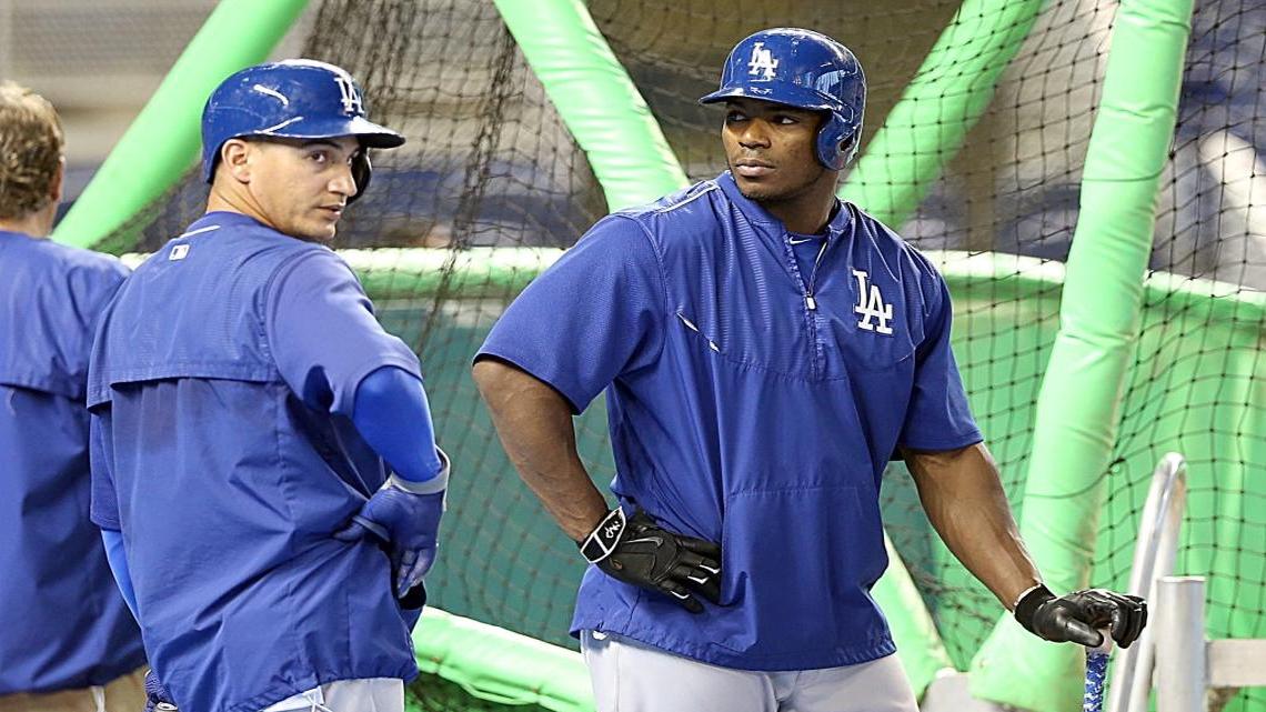 ALEXANDER GUERRERO (i) y Yasiel Puig antes del comienzo de un juego contra Miami el 27 de junio del 2015.