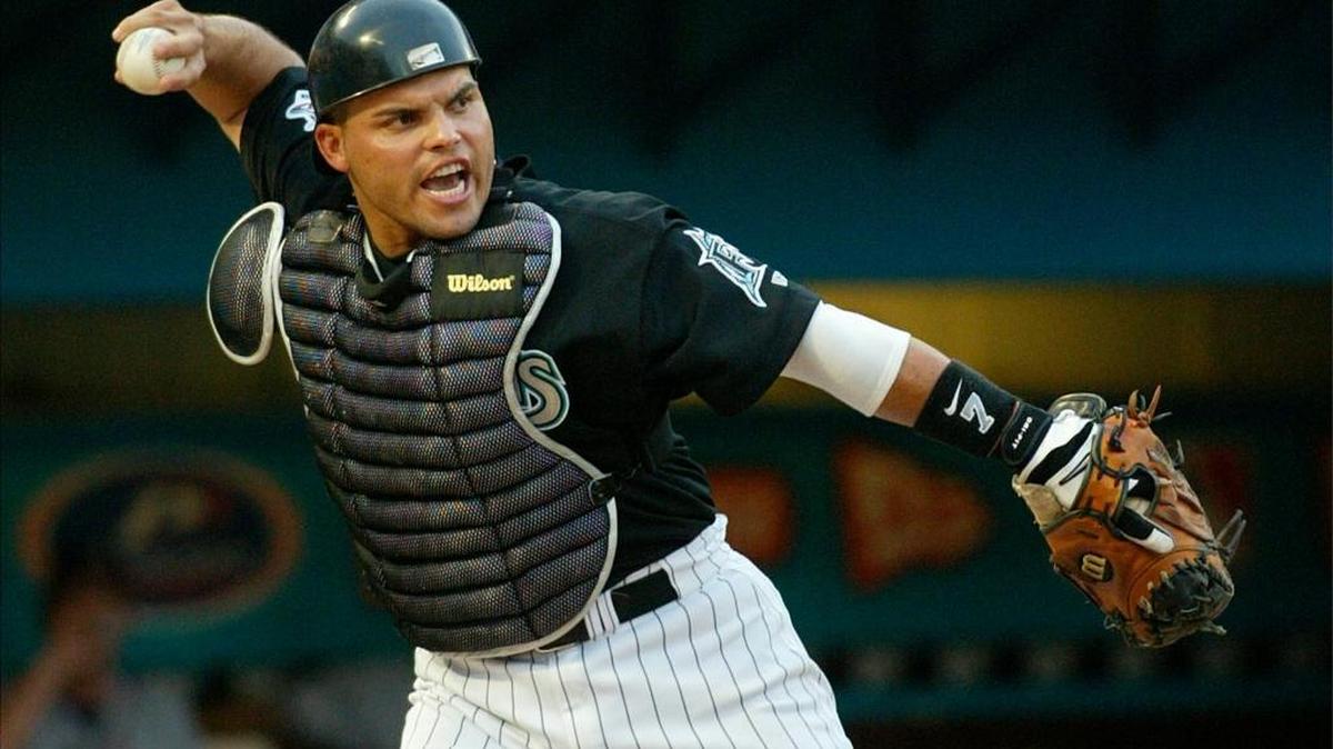 Iván Rodríguez en un partido con los Marlins en el 2003. El exreceptor boricua dice que prefiere que este deporte “se juegue como antes”, específicamente a las reglas impuestas a los corredores cuando vayan al plato y a los receptores que defiendan la posición.