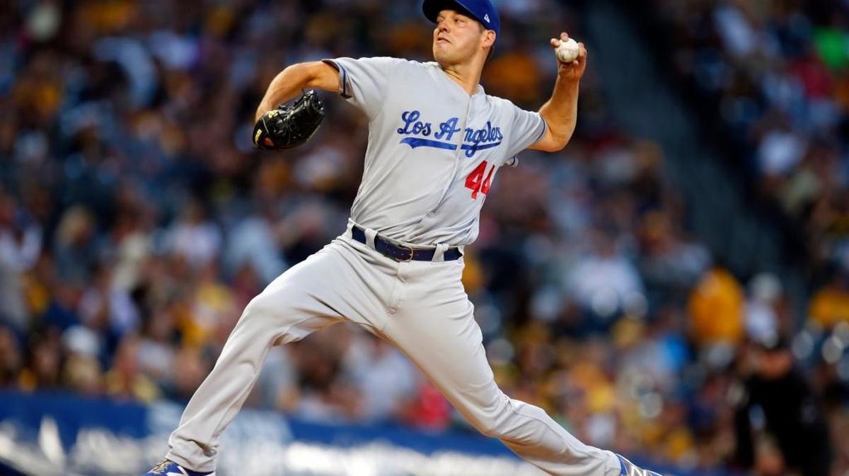 El pitcher de los Dodgers Rich Hill lanzó un juego perfecto durante nueve entradas ante los Piratas en Pittsburgh.