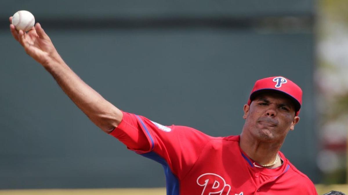 MIGUEL ALFREDO Gonzalez calienta durante un juego de primavera el 10 de marzo del 2015 en Clearwater, Florida.