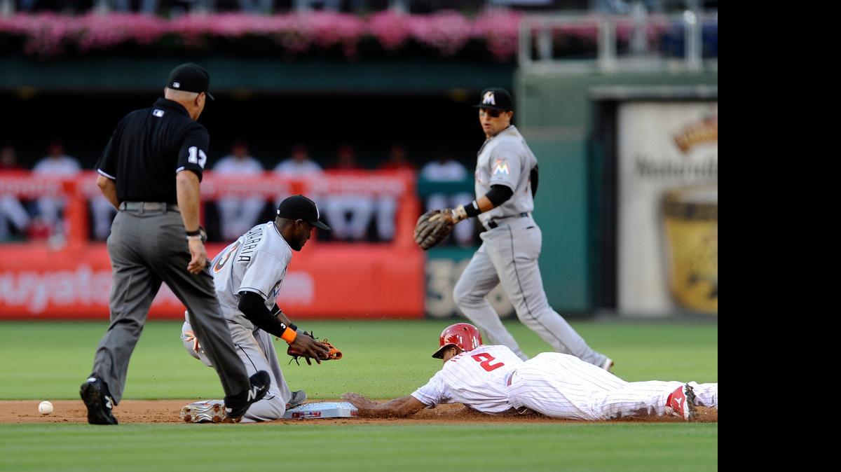 
Ben Revere (2), de los Filis, se roba segunda. Adeiny Hechavarría, de los Marlins, no pudo agarrar la pelota, el sábado 18 de julio del 2015 en Filadelfia.
