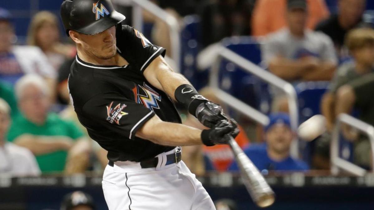 J.T. Realmuto, de los Marlins, dispara un jonrón de tres carreras en el primer episodio contra los Cachorros, el sábado.
