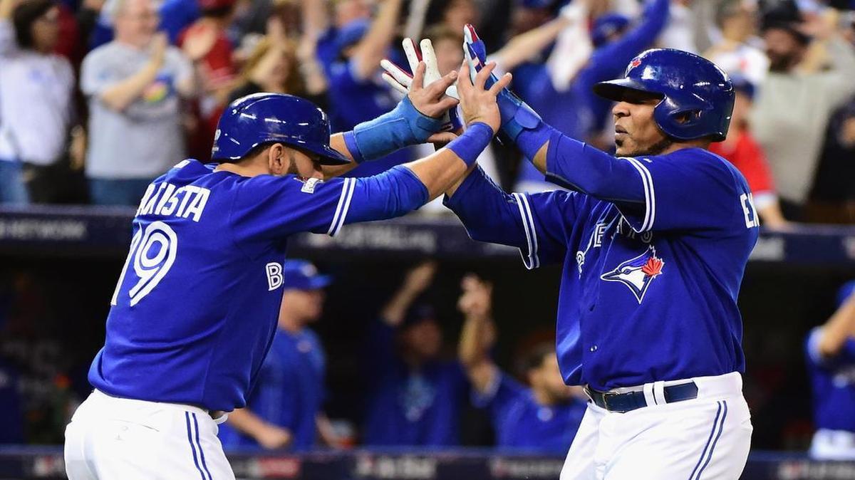 El jardinero de los Azulejos José Bautista (izq.) celebra con su compañero de equipo Edwin Encarnación 
después de que ambos anotaran carreras en la sexta entrada contra los Reales de Kansas City, durante el quinto partido de la Serie de Campeonato de la Liga Americana en el Rogers Centre, el 21 de octubre del 2015 en Toronto, Canadá.