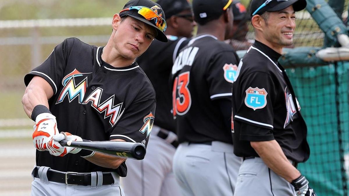 DEREK DIETRICH realiza un swing durante un entrenamiento de primavera de los Marlins el 23 de febrero del 2016.