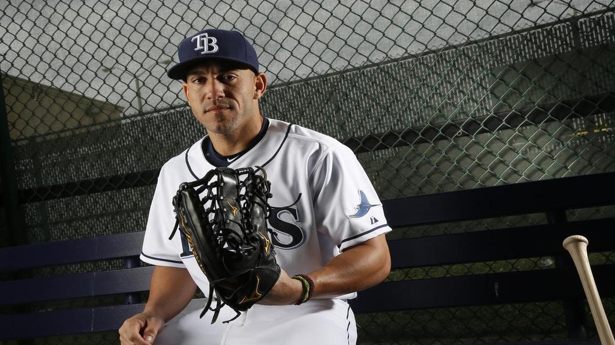 El pelotero cubano Dayron Varona posa para una foto con los Rays de Tampa Bay, el 25 de febrero del 2016 en Port Charlotte, Florida.