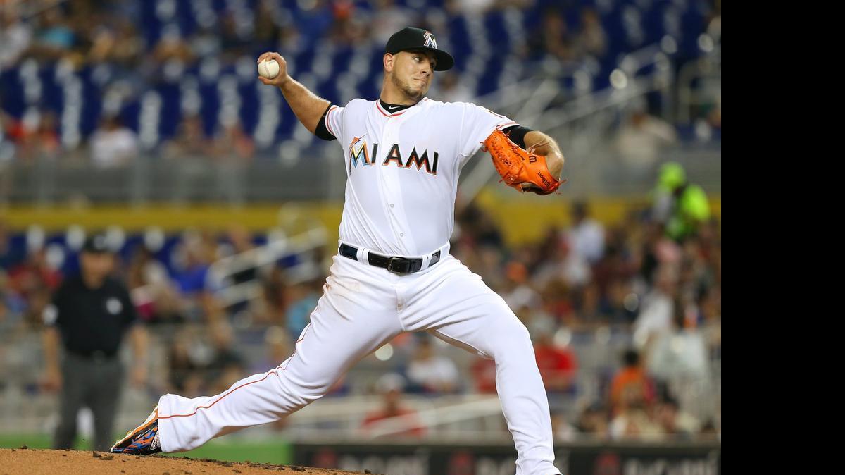 
José Fernández, de los Marlins, lanza en el tercer inning contra los Rojos, el jueves.
