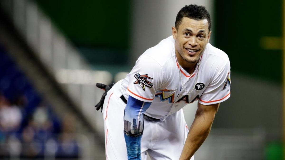 GIANCARLO STANTON durante un juego contra los Gigantres el 14 de agosto del 2017.