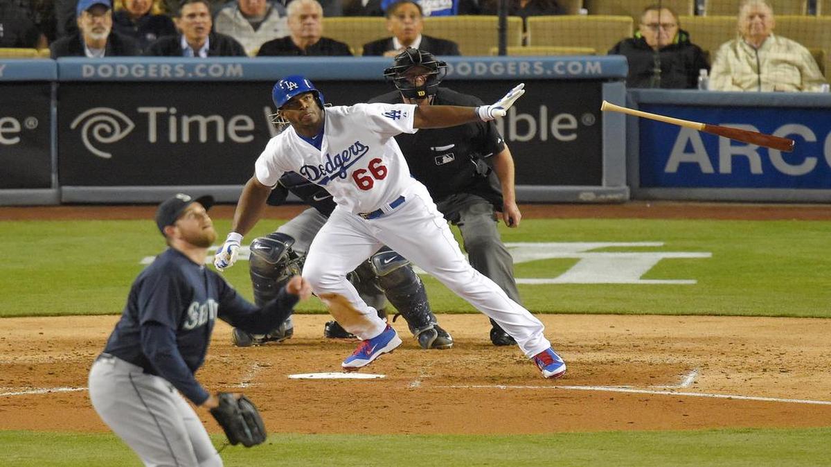 El jardinero de los Dpdgers Yasiel Puig conecta un jonrón ante los Marineros de Seattle, en el partido efectuado el 13 de abril del 2015.