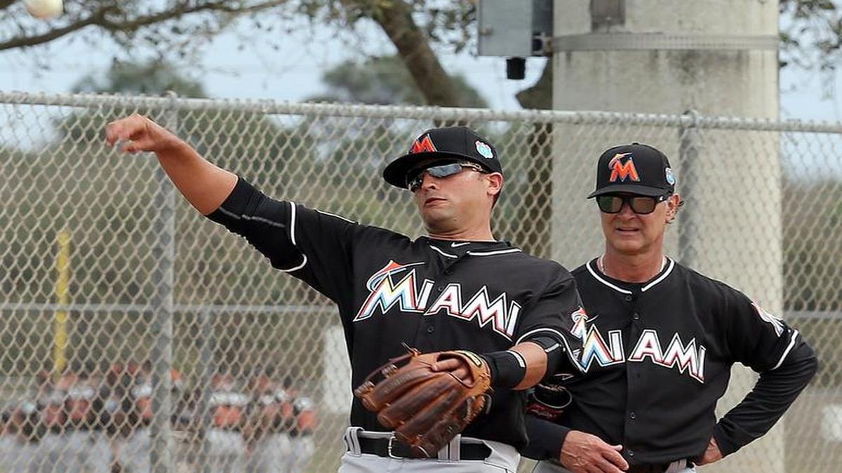 El mánager de los Marlins Don Mattingly observa al venezolano Martín Prado en el entrenamiento con el equipo en el Roger Dean Stadium en Jupiter, Florida, el 23 de febrero del 2016.