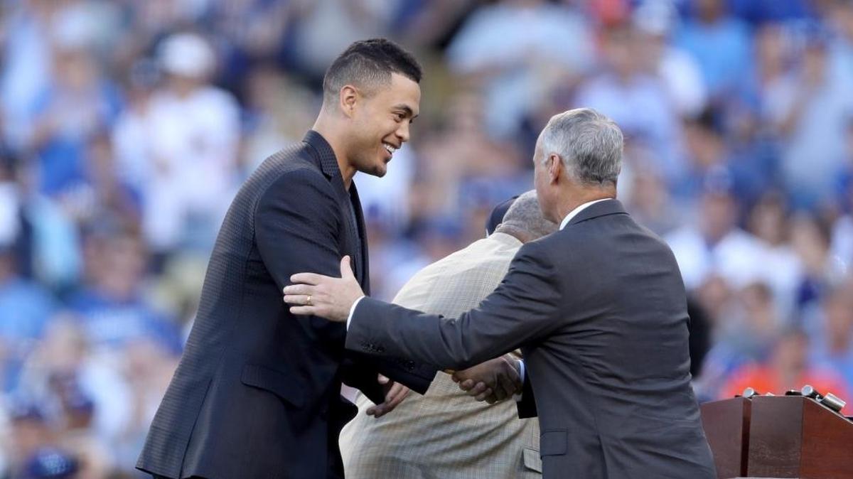 GIANCARLO STANTON recibe el premio Hank Aaron de manos del jefe de las Grandes Ligas Rob Manfred el 25 de octubre.