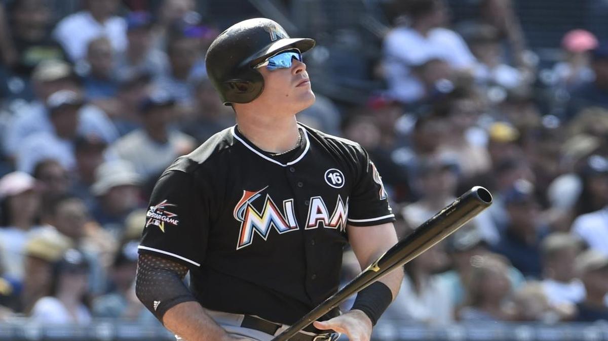Justin Bour, de los Marlins, dispara un jonrón de tres carreras en el sexto inning contra los Padres en el PETCO Park, el domingo 23 de abril del 2017 en San Diego, California.