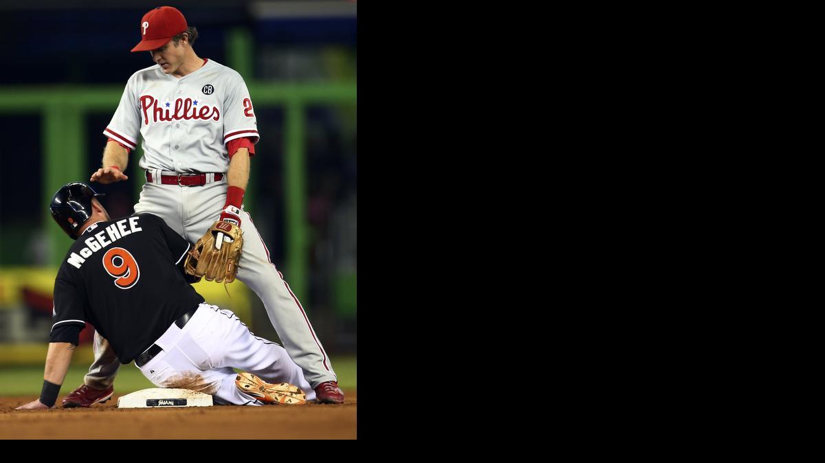 
CASEY MCGEHEE se desliza en segunda ante los pies del intermedista Chase Utley. Miami derrotó a Filadelfia.
