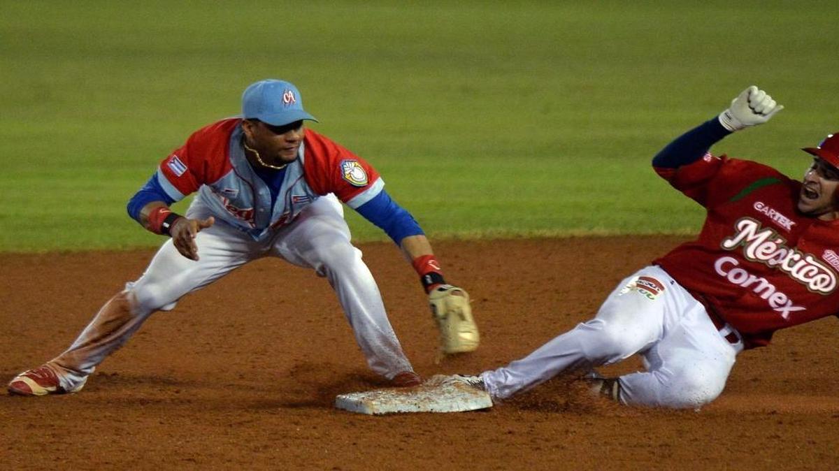 YULIESKI GOURRIEL (izq.) trata de lograr un out en segunda base en choque contra México  del 6 de febrero del 2016, en la Serie del Caribe celebrada en Dominicana.