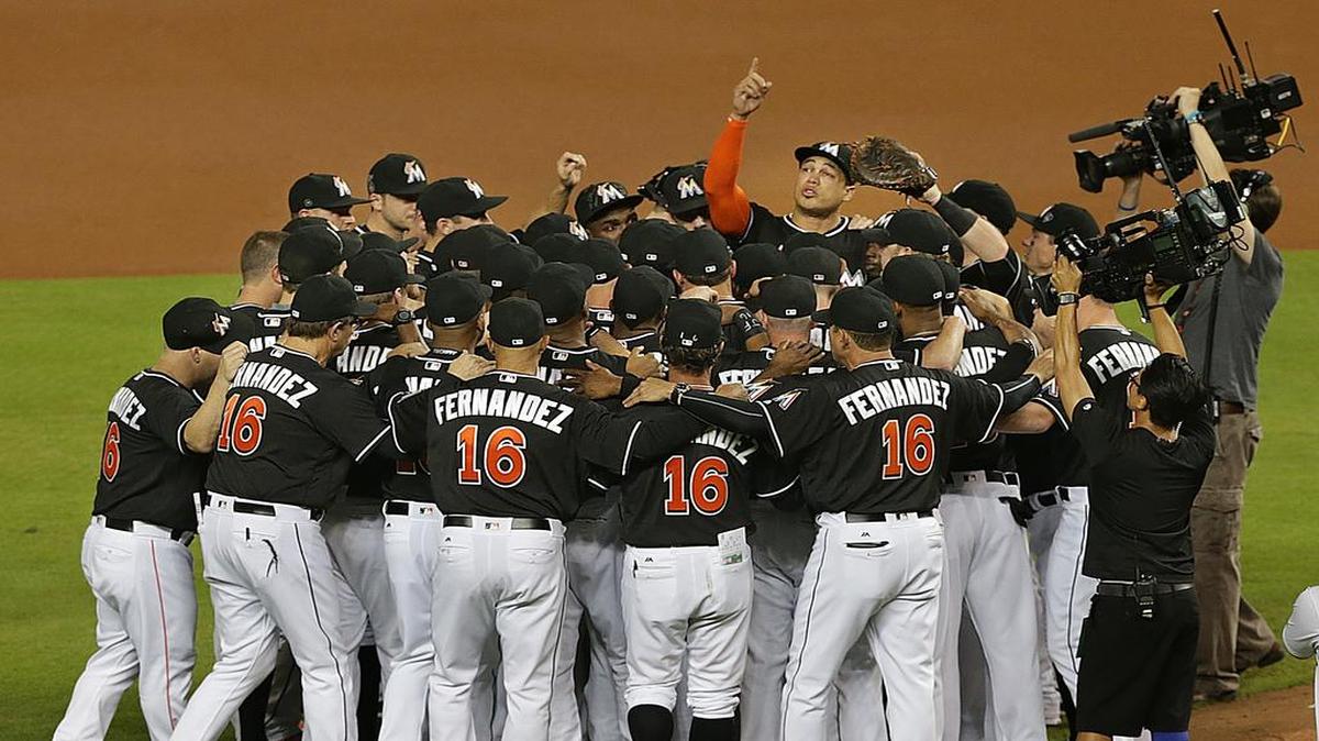 La tragedia humana y deportiva que generó el fallecimiento del lanzador estelar cubano José Fernández, quien falleció hace tres meses en un accidente marítimo, ha tenido que ser asumida de la mejor manera por los Marlins de Miami, equipo al que pertenecía, y que ahora tiene que trabajar ya de cara a superar el gran vacío que dejó.