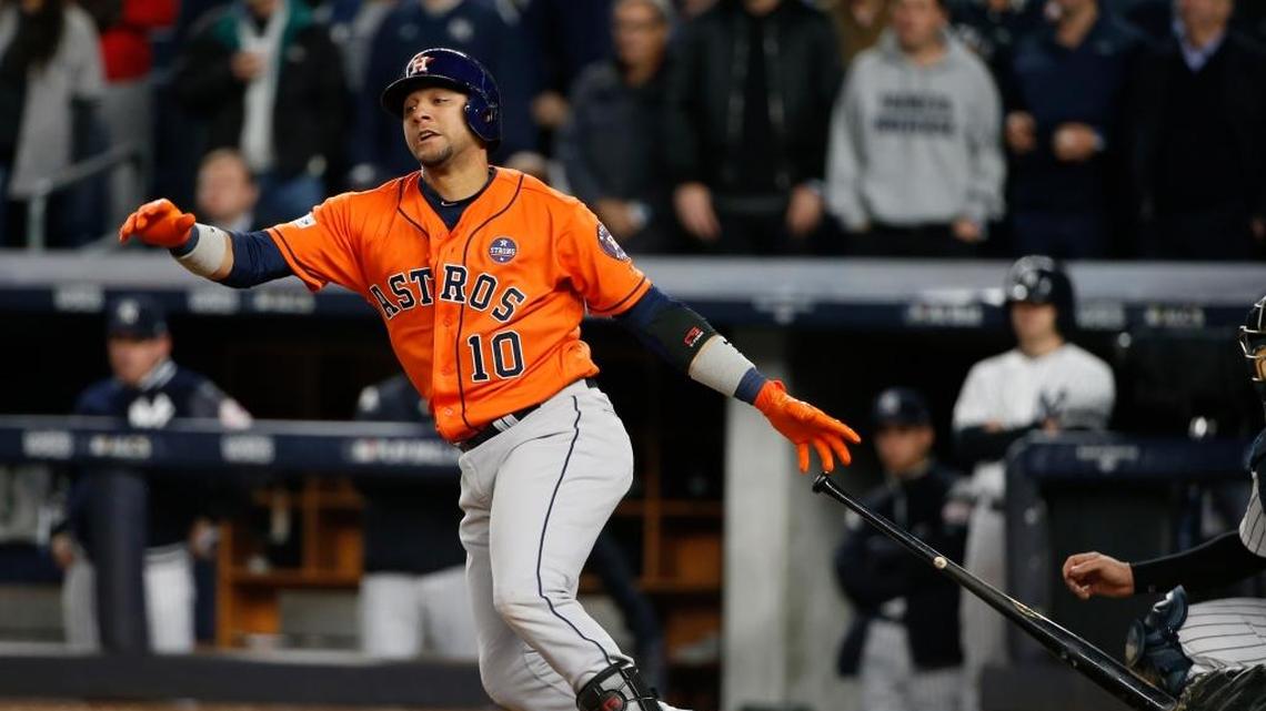 YULI GURRIEL pega un cuadrangular contra los Yankees el 17 de octubre del 2017.