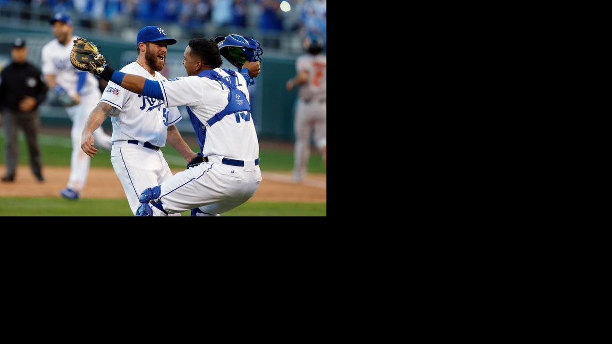 El receptor venezolano Salvador Pérez (der.) se abraza con el cerrador Greg Holland tras caer el último out del partido que le dio el pase a los Reales a la Serie Mundial, el miércoles en Kansas City.


