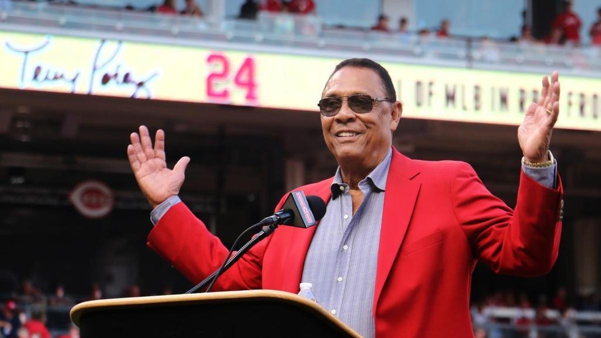 
Tany Pérez agradece a la multitud en el homenaje que recibió este fin de semana por parte de los Rojos de Cincinnati.
