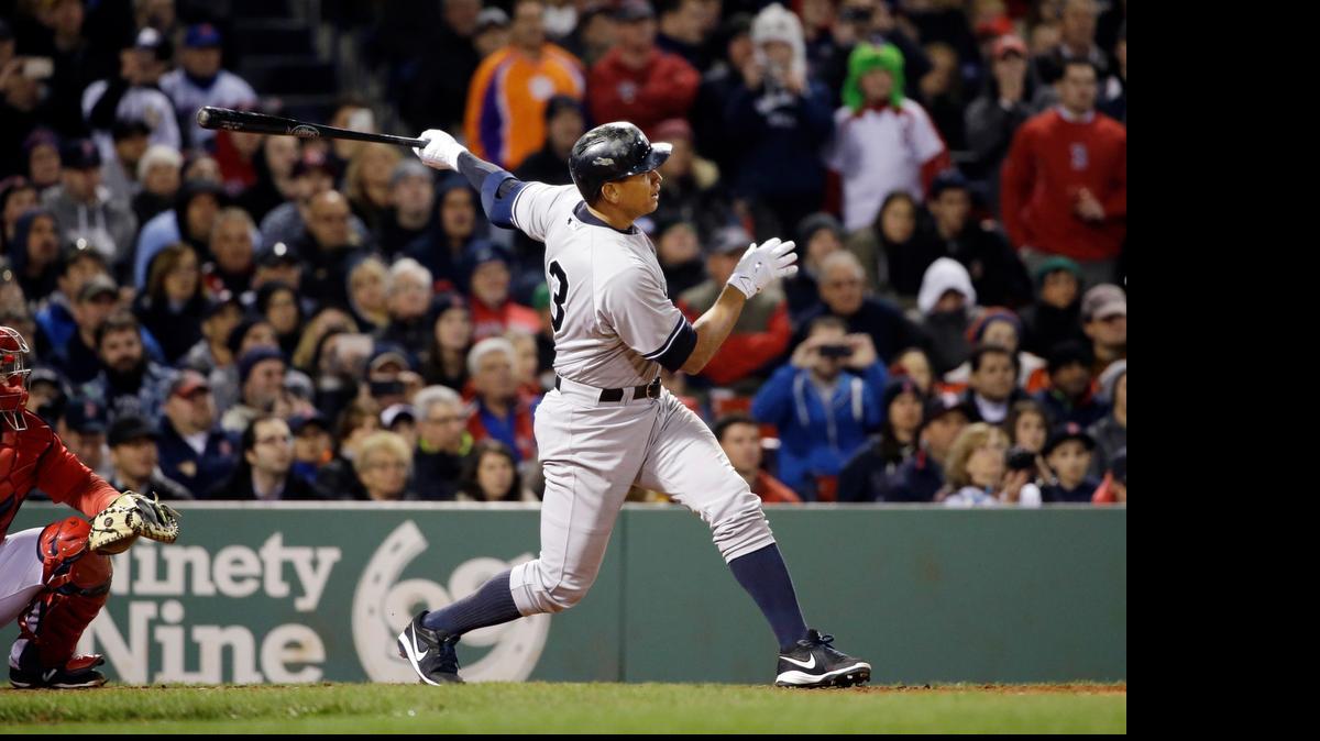 
ALEX RODRIGUEZ conecta su cuadrangular 660 para empatar con el legendario Wilie Mays en partido contra los Medias Rojas en Boston.
