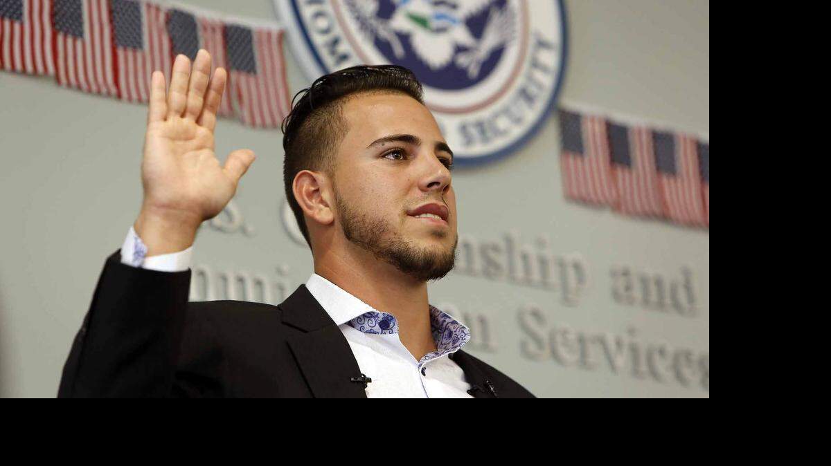 
Servicio de Ciudadanía e Inmigración de los Estados Unidos llevó a cabo una ceremonia de ciudadanía especial donde lanzador Marlins, José Fernández, se convertirá en ciudadano de los EE.UU. Fernandez, natural de Cuba también será el orador principal durante el evento que naturalizar otros 140 residentes del sur de la Florida. Esto fue el viernes, 24 de abril del 2014.
