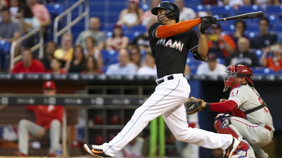 GIANCARLO STANTON se poncha en un choque contra los Filis el 7 de mayo del 2016.