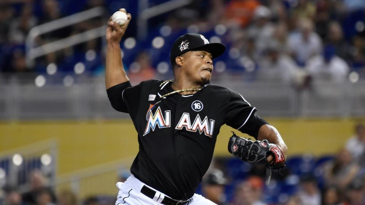 Edinson Volquez, de los Marlins, lanza en el primer inning en su soberbia actuación contra los Diamondbacks, el sábado 3 de junio del 2017 en Miami.