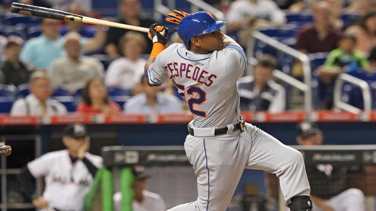 
El cubano Yoenis Céspedes batea en el tercer episodio en el triunfo de los Mets sobre los Marlins, la noche del lunes en Miami.

