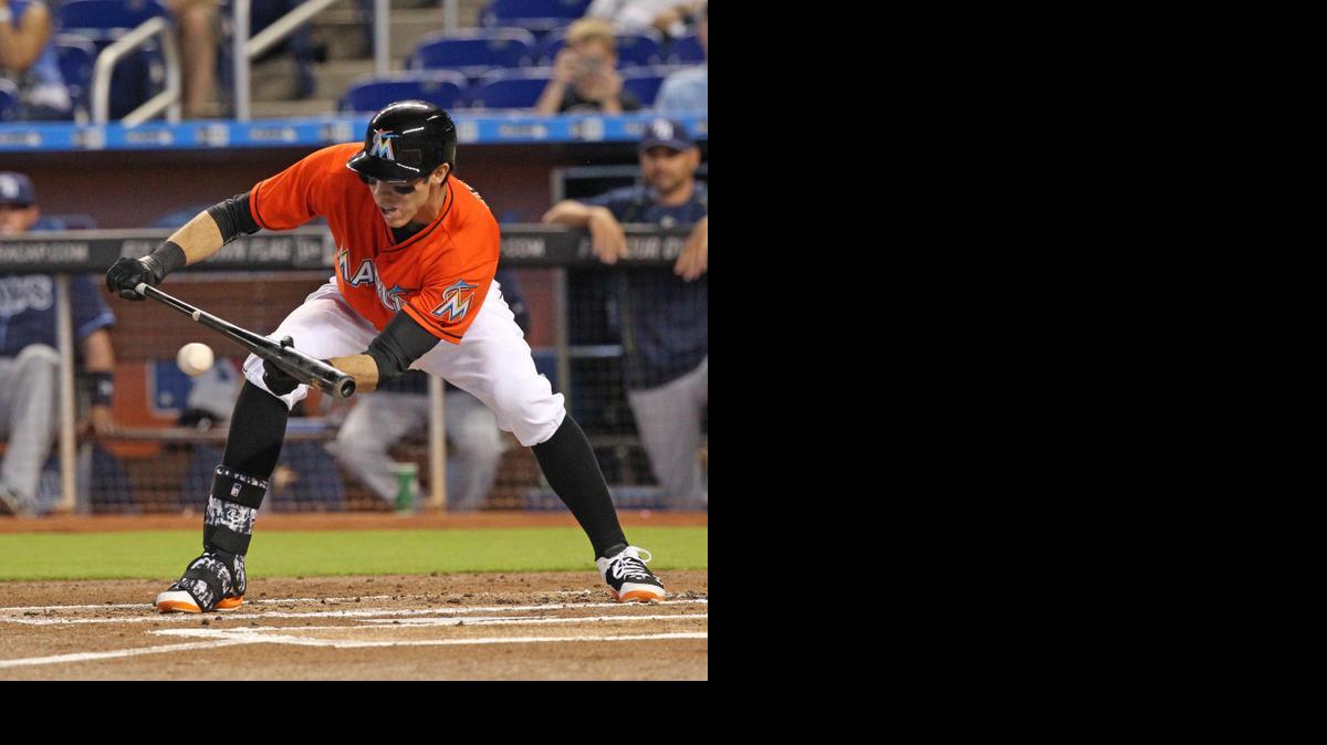 
Christian Yelich, de los Marlions, toca la bola en la primera entrada, el domingo.

