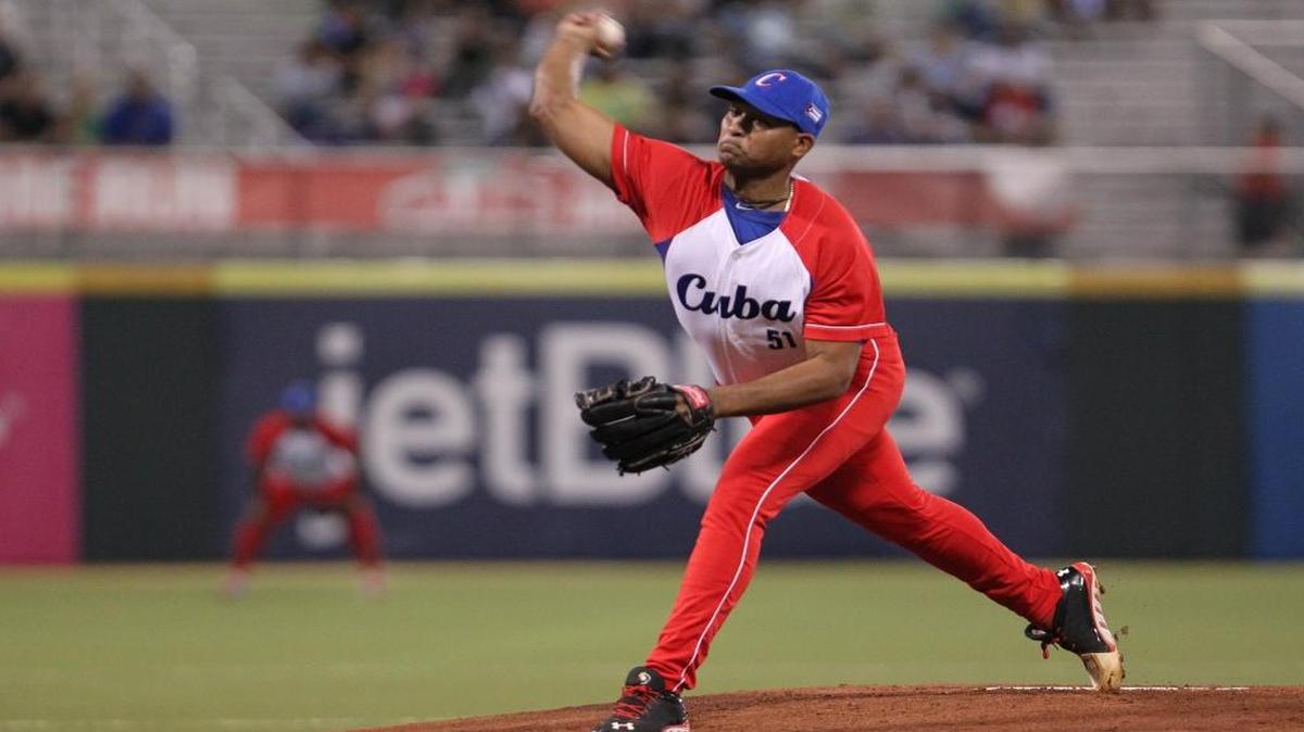 El derecho cubano Freddy Asiel Álvarez lanza enun partido contra Venezuela en la Serie del Caribe, el 7 de febrero del 2015 en San Juan, Puerto Rico.