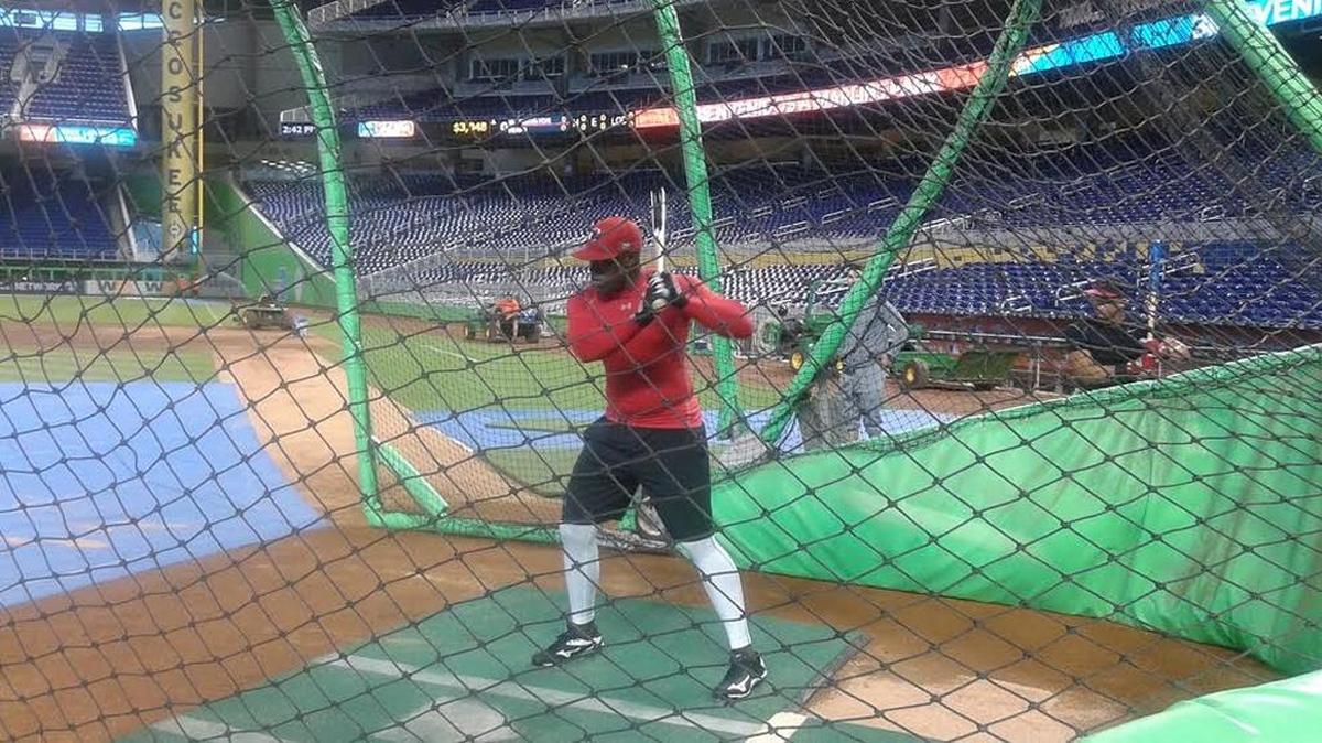 LAZARO ALONSO durante su showcase a la ofensiva en el parque de los Marlins.