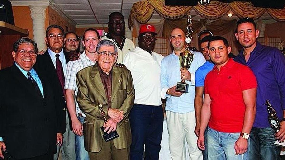 Felo Ramírez en una de las ceremonias de la Liga Nica de Béisbol de Miami, que varias veces supo engalanar. A la izq., el autor de esta sentida nota, Lester Avilés.