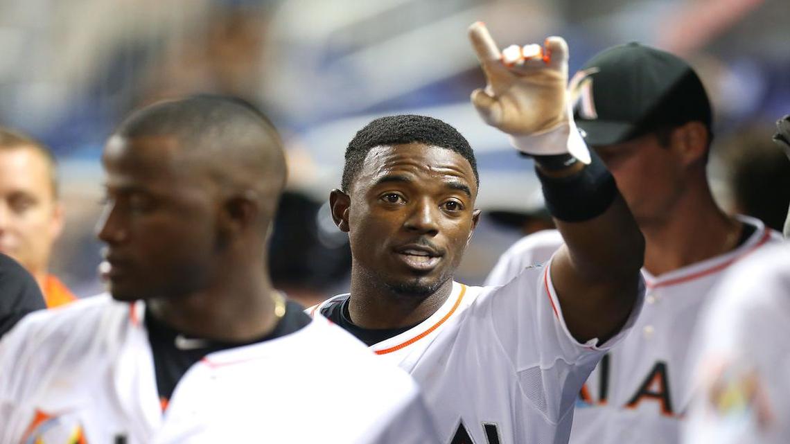 DEE GORDON saluda tras anotar una carrera contra Tampa Bay el 10 de abril en Miami, delante se aprecia al cubano Adeiny Hechavarría.