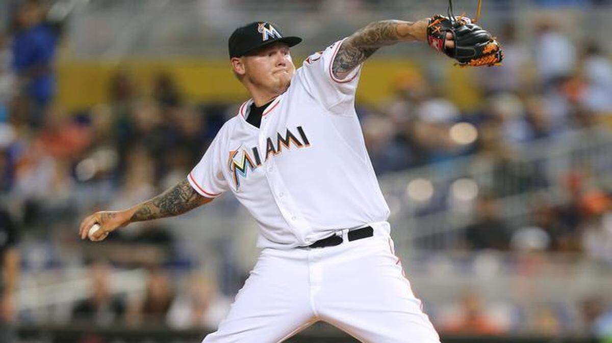 
El abridor de los Marlins Mat Latos, quien creció y se formó como pelotero en el sur de la Florida, apenas pudo sacar dos outs en medio de un bombardeo de los Bravos que apilaron siete imparables y le fabricaron siete carreras, el martes 7 de abril del 2015 en Miami.
