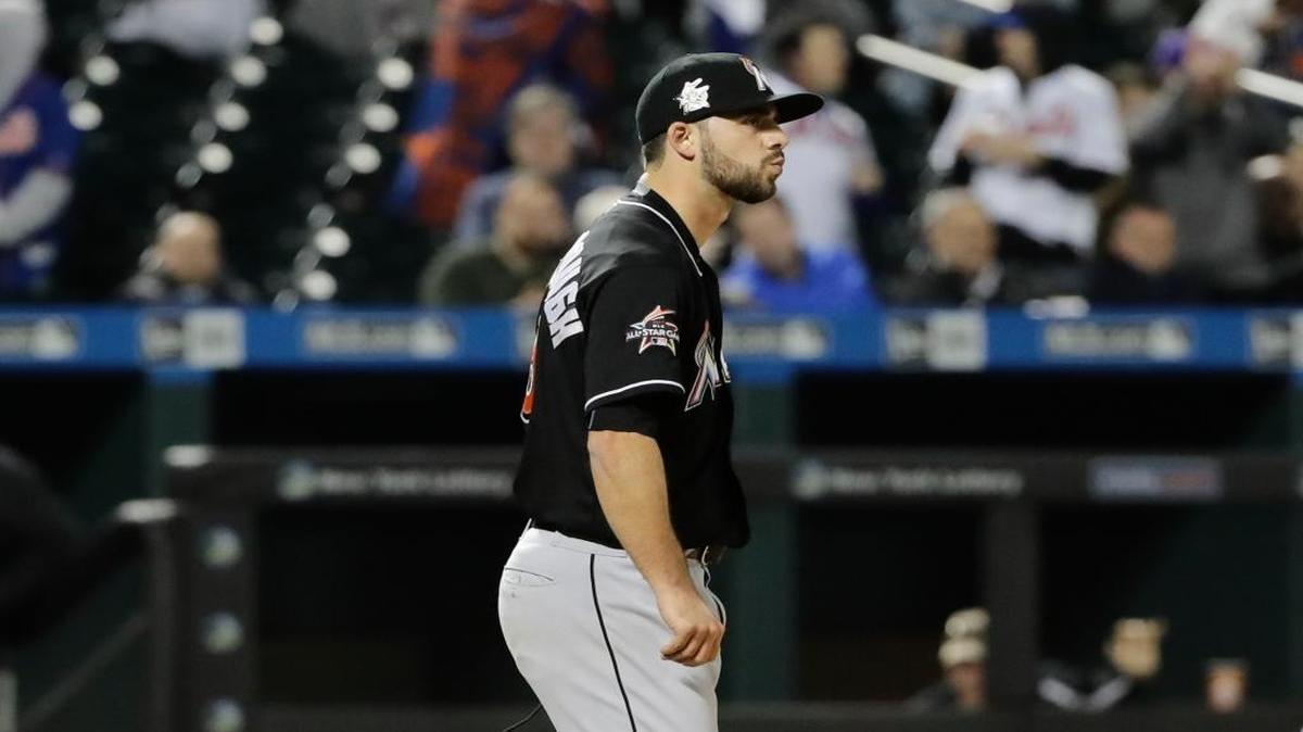 El relevista de los Marlins Kyle Barraclough reacciona luego de haber permitido una carrera en el séptimo inning del juego contra los Mets, la noche del viernes el 5 de mayo del 2017, en Nueva York.