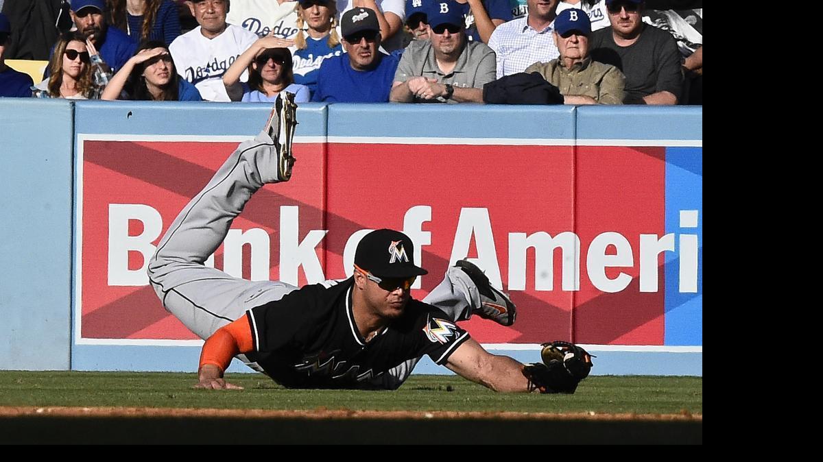 
El jardinero derecho de los Miami Marlins Giancarlo Stanton hace una captura de una pelota golpeada por Los Angeles Dodgers Howie Kendrick en el cuarto inning de un partido de béisbol, Miércoles, 13 de mayo 2015, en Los Ángeles.
