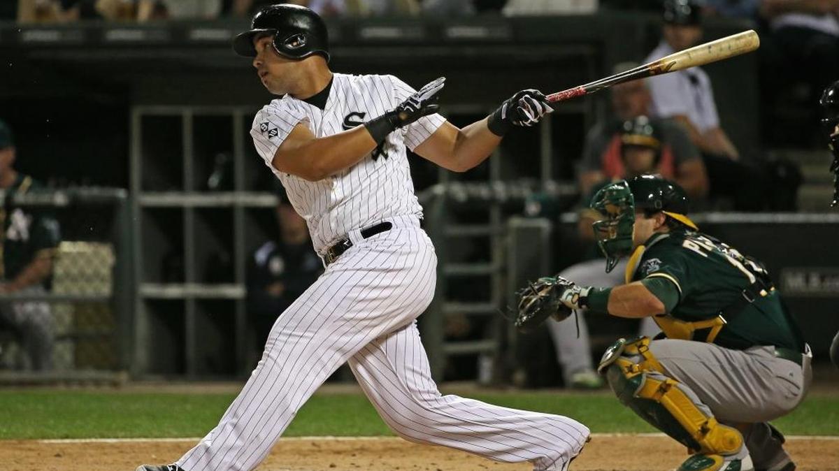
José Abreu, de los Medias Blancas, dispara un sencillo impulsor en el primer inning contra los Atléticos de Oakland, en el U.S. Cellular Field, el 15 de septiembre del 2015 en Chicago, Illinois.
