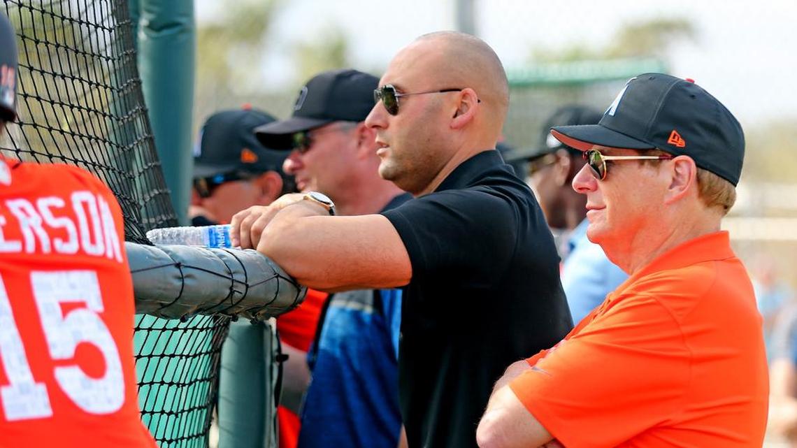 El dueño de los Marlins Bruce Sherman (der.) y el director ejecutivo del equipo Derek Jeter observan una práctica de bateo el 19 de febrero de 2018 en Jupiter, Florida.