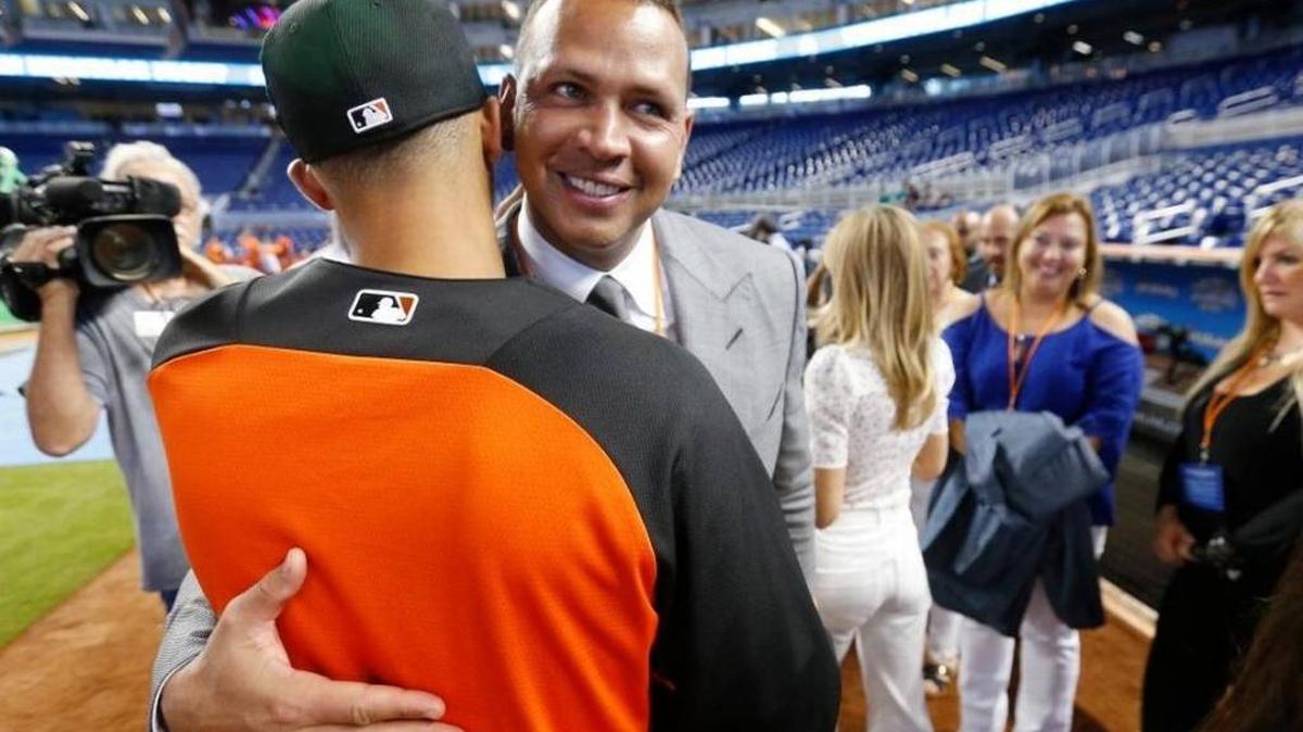 JOE DUNAND es abrazado por su tío Alex Rodríguez en el Marlins Park el 23 de junio.