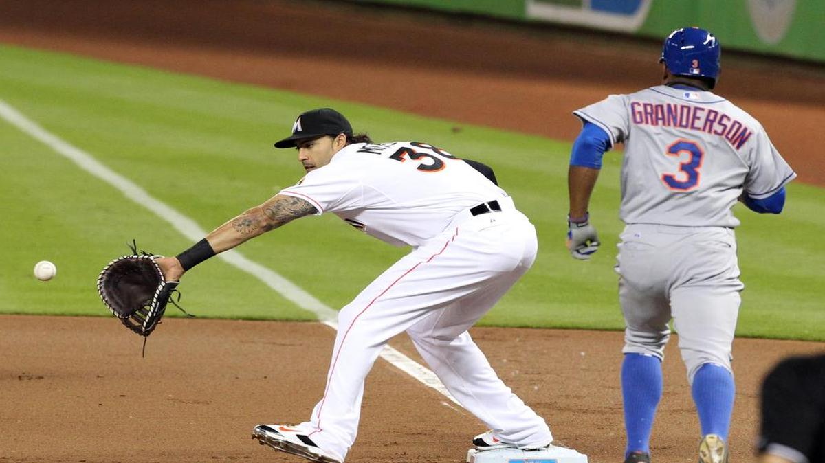 
El primera base de los Marlins Michael Morse saca a Curtis Granderson de los Mets en el primer inning, el lunes 27 de abril del 2015.
