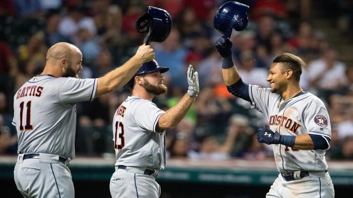EL CUBANO Yulieski Gurriel (#10) recibe el saludo de Evan Gattis #11 y Tyler White #13 después de pegar su primer jonrón de Grandes Ligas con dos en bases para los Astros de Houston, en partido frente a los Indios el miércoles en Cleveland.