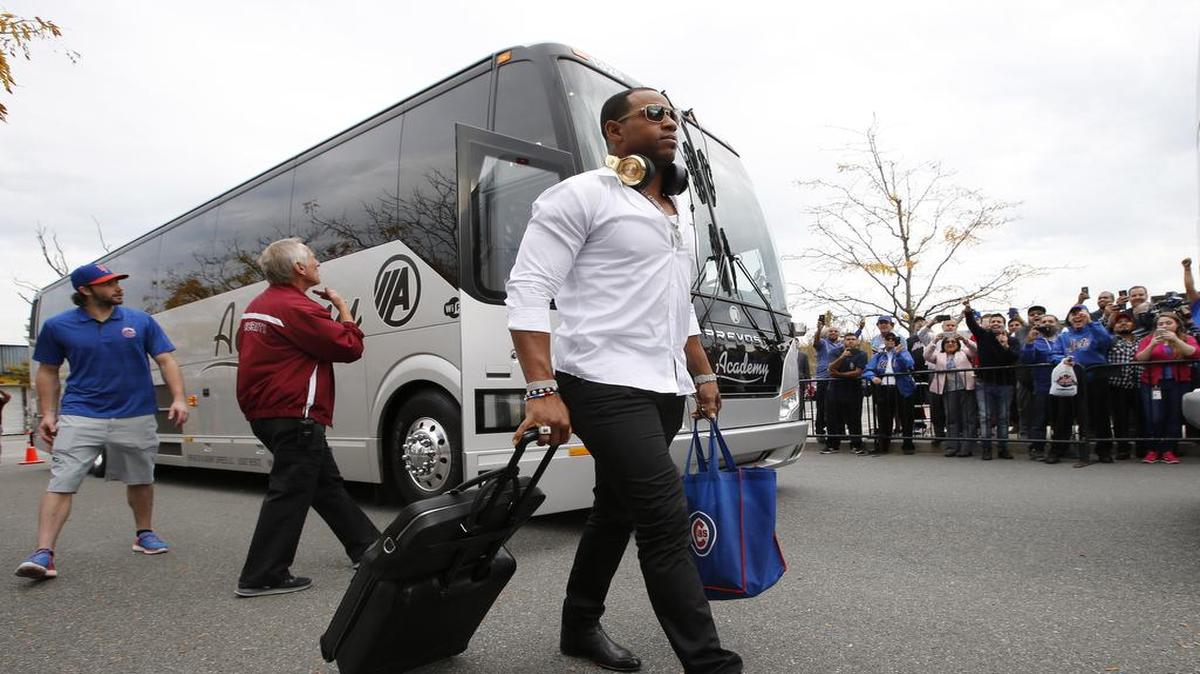 El jardinero de los Mets Yoenis Céspedes camina con su equipaje el jueves en Nueva York.